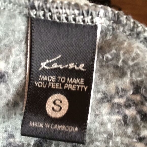 Kenzie Furry Snow Flakes Onsie. Size Small. - Picture 8 of 8